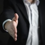 Búzios Transforma Eventos e Planejamento em Emprego e Renda: Um Exemplo de Gestão Local  Búzios desponta com força no cenário econômico estadual, conquistando a terceira posição no ranking de geração de emprego e renda da Firjan. Um feito notável para um município que se destaca pela combinação entre planejamento estratégico, ações culturais e fomento ao turismo durante todos os meses do ano.  Segundo o levantamento da entidade, a cidade apresentou desempenho expressivo no indicador “Emprego & Renda”, com pontuação superior à média estadual  pt.wikipedia.org +13 folhadoslagos.com +13 odia.ig.com.br +13 . O resultado foi fruto de um planejamento rigoroso que foca na atividade econômica constante — não apenas em alta temporada — com forte apoio a micro, pequenos e médios negócios.  Calendário de eventos: motor do crescimento Um dos pilares da estratégia municipal é a realização contínua de eventos que mobilizam diferentes segmentos da economia. Entre as principais iniciativas, destacam-se o Festival Gospel — que reuniu multidões e mobilizou toda a cadeia local — e o Arraiá de Búzios, além do recentemente lançado Búzios Wine Festival  odia.ig.com.br +1 fontecerta.com +1 . Tais atividades se tornaram instrumentos de desenvolvimento ao atrair visitantes em períodos tradicionalmente mais fracos, garantindo fluxo de pessoas e recursos ao comércio, gastronomia, hospedagem e serviços.  O prefeito Alexandre Martins destacou que essa sequência de eventos tem sido crucial para reduzir a sazonalidade da economia coral, transformando o período tradicionalmente lento naquilo que já é chamado pela gestão de “UMA MELHOR TEMPORADA DE BÚZIOS”  odia.ig.com.br .  Impactos reais: emprego, renda e economia local Os resultados não são apenas promessas: mais de seis mil empregos formais foram gerados no município, conforme revela o levantamento da Firjan  facebook.com +9 odia.ig.com.br +9 fontecerta.com +9 . O aquecimento econômico se reflete em movimentação de capital em diversos setores — de artesanato e transportes até alimentação e serviços — consolidando uma cadeia de valor mais completa e resiliente.  Com o fortalecimento do turismo, Búzios conquistou um dos três maiores indicadores no quesito “Emprego & Renda” entre os municípios do estado do Rio de Janeiro  odia.ig.com.br +12 folhadoslagos.com +12 cabofrioemfoco.com.br +12 . Isso coloca a cidade não apenas como um destino turístico de renome, mas também como um ambiente propício para negócios locais e atração de investimentos.  Um exemplo de gestão municipal O avanço de Búzios exemplifica o impacto que políticas municipais consistentes podem gerar na economia local. Ao estruturar eventos com potencial turístico e criar um calendário anual, a prefeitura consegue ativar segmentos paralelos — como gastronomia, comércio e serviços — e aumentar a competitividade em níveis estadual e nacional.  Além de fomentar a economia, esses acontecimentos fortalecem a identidade cultural do município e promovem integração social, atraindo tanto moradores quanto visitantes. A presença de grandes festivais também eleva a visibilidade de Búzios, consolidando sua imagem como cidade vibrante e receptiva.  Um novo paradigma Búzios mostra que não há contradição entre ser um destino de praia e manter produtividade econômica ao longo do ano. A combinação entre promoção de eventos, incentivo ao turismo e investimento em infraestrutura criou um ciclo virtuoso que reduziu a dependencia da alta temporada.  Essa dinâmica positiva serve de referência para municípios que enfrentam desafios semelhantes. O exemplo buziano deixa claro que, com visão estratégica, planejamento e diversificação de atividades, é possível transformar sazonalidade em oportunidade e gerar desenvolvimento duradouro.  Búzios cresce além das águas cristalinas: o município promove uma verdadeira revolução no uso da cultura e do turismo como motores de emprego e economia sustentável.