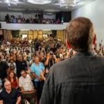 Entre o jazz e o megashow: a estratégia política por trás da agenda de Eduardo Paes no interior do Rio